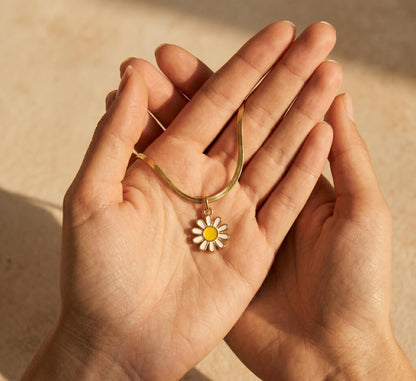 Daisy Necklace Gold • Enamel Daisy Pendant • Flower Necklace Women • Dainty Daisy Charm Necklace • Mothers Day Gift • Cute Necklace for Her