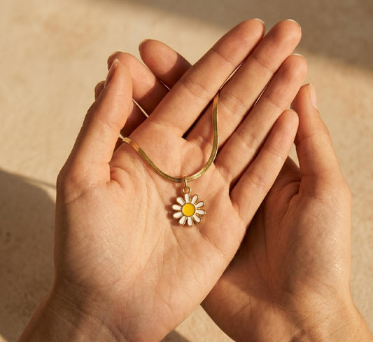 Daisy Necklace Gold • Enamel Daisy Pendant • Flower Necklace Women • Dainty Daisy Charm Necklace • Mothers Day Gift • Cute Necklace for Her
